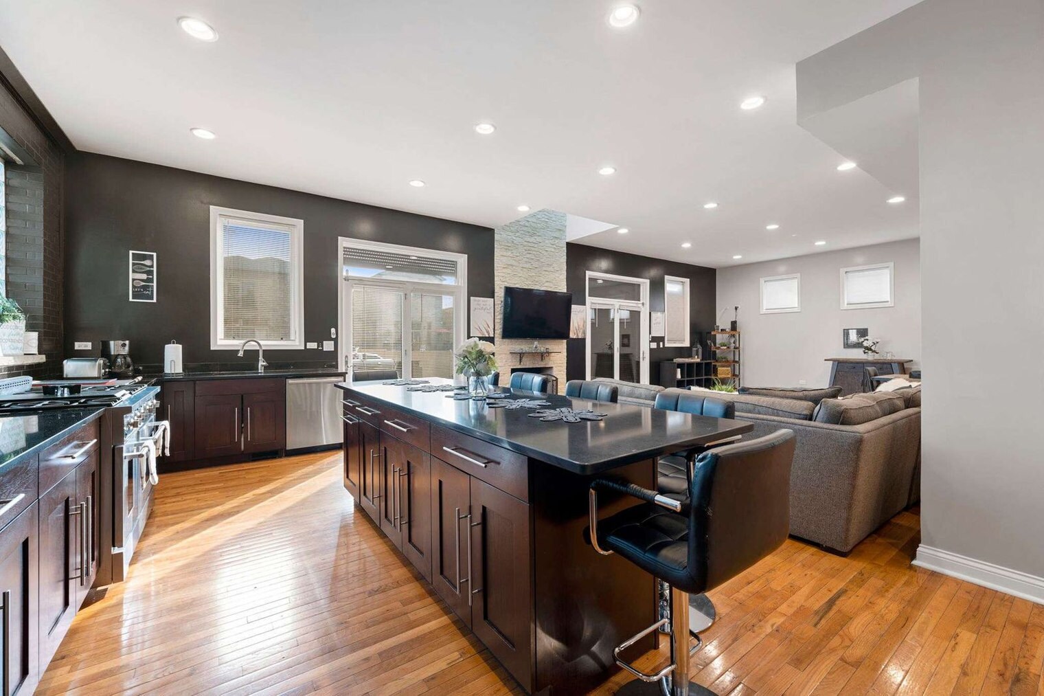 Building Photo - 2630 S Throop St