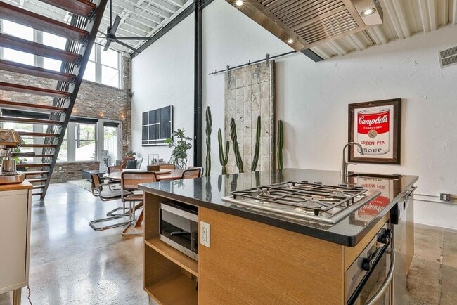 Building Photo - 675 Greenwood Ave NE