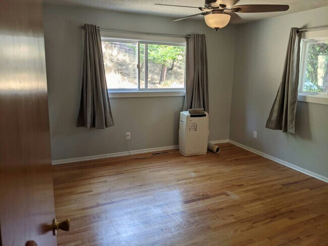 Building Photo - 105 Adams Ct