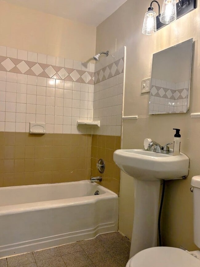 Building Photo - Updated Emmaus Rental