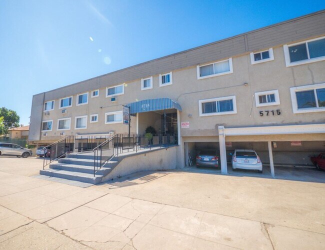 Interior Photo - 5715 Vineland Ave