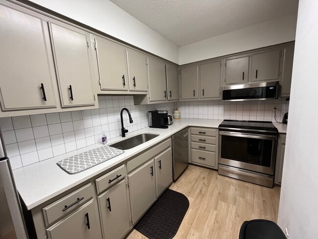 Building Photo - 515 Basswood Ave