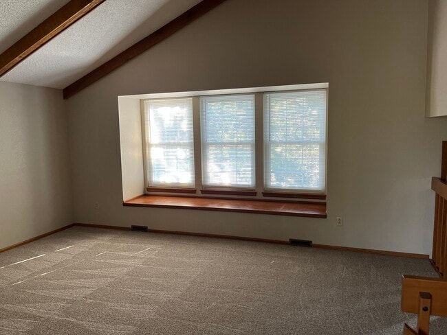 Building Photo - 5720 Old Farm Cir W