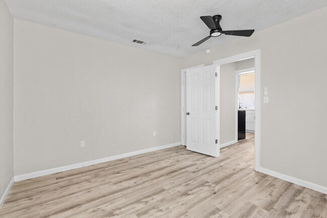 Building Photo - 2105 Butternut Ln