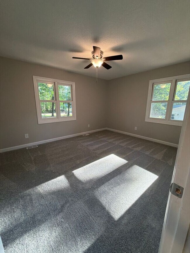 Building Photo - 3 Bedroom 2 Bath Ranch