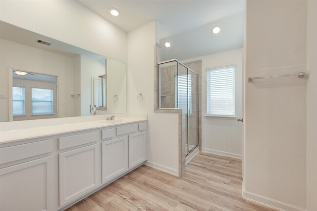 Building Photo - 3330 Meadknoll Ln