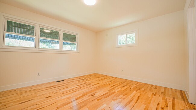Building Photo - 25 Oakleaf Dr
