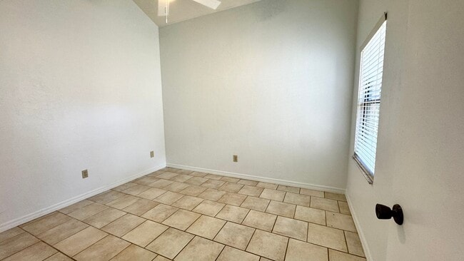 Building Photo - Move In Ready Condo in Woodside Villas