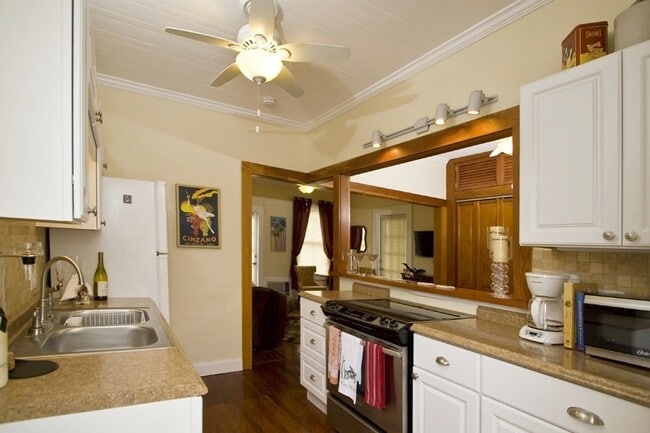 Building Photo - Furnished Studio Apartment in Old Town