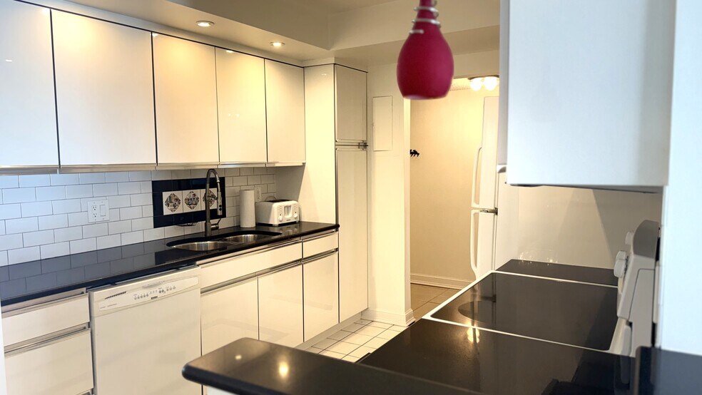 Building Photo - 951 De Soto Rd