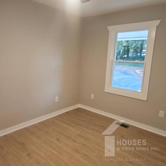 Building Photo - 511 Hampton Ave