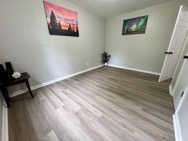 Building Photo - Remodeled 3 bed, 1 bath home for rent in Waterloo