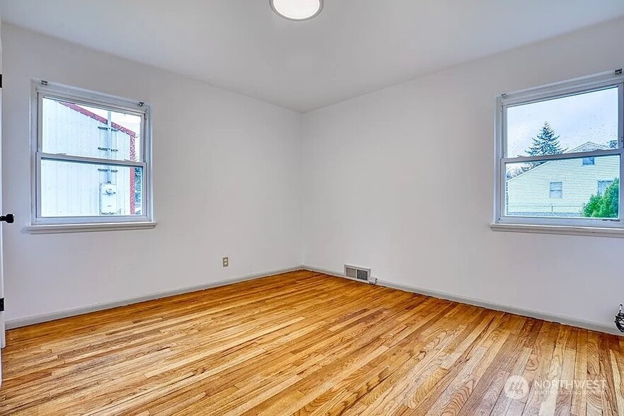 Building Photo - 205 S 107th St