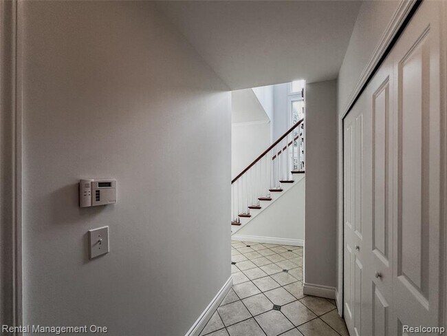 Building Photo - 5742 Putnam Dr