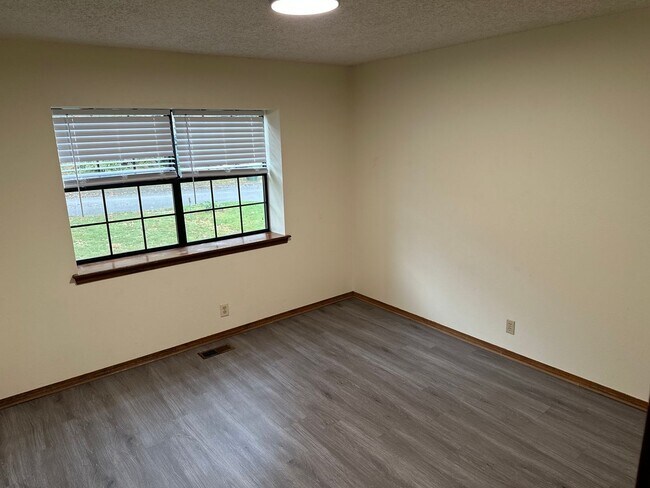 Building Photo - Available 7/1!  Spacious 3 Bedroom, 2 Full Bathroom Rogers Home in Quiet Neighborhood