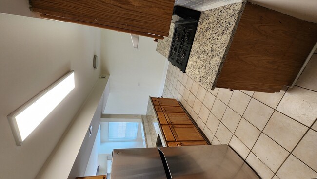 Building Photo - 653 Hale Ct