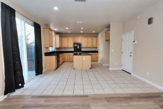 Building Photo - Beautiful 4 Bed 3 full bath Natomas Home!!