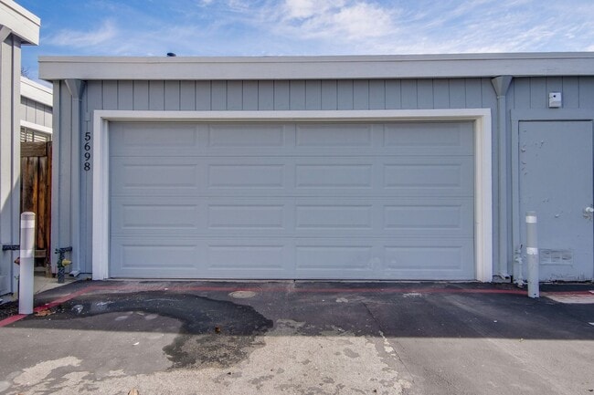 Building Photo - Welcome to this 3 bedroom 2 bath Just updated Townhome located in South San Jose.