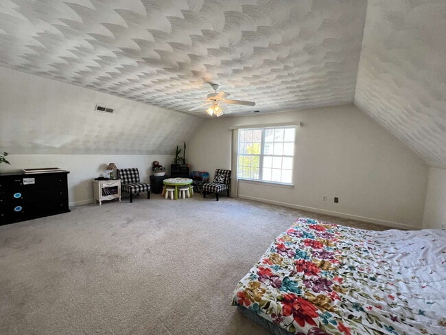 Building Photo - Spacious 4 bedroom home with POOL in sought after neighborhood and schools.