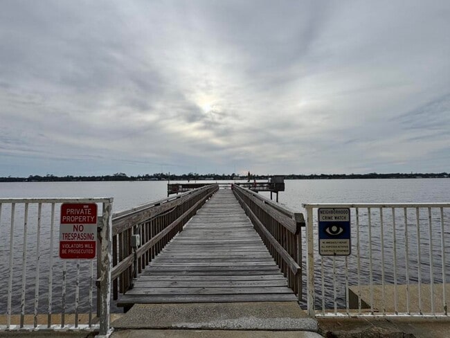 Building Photo - 2/1 Riverside Condo