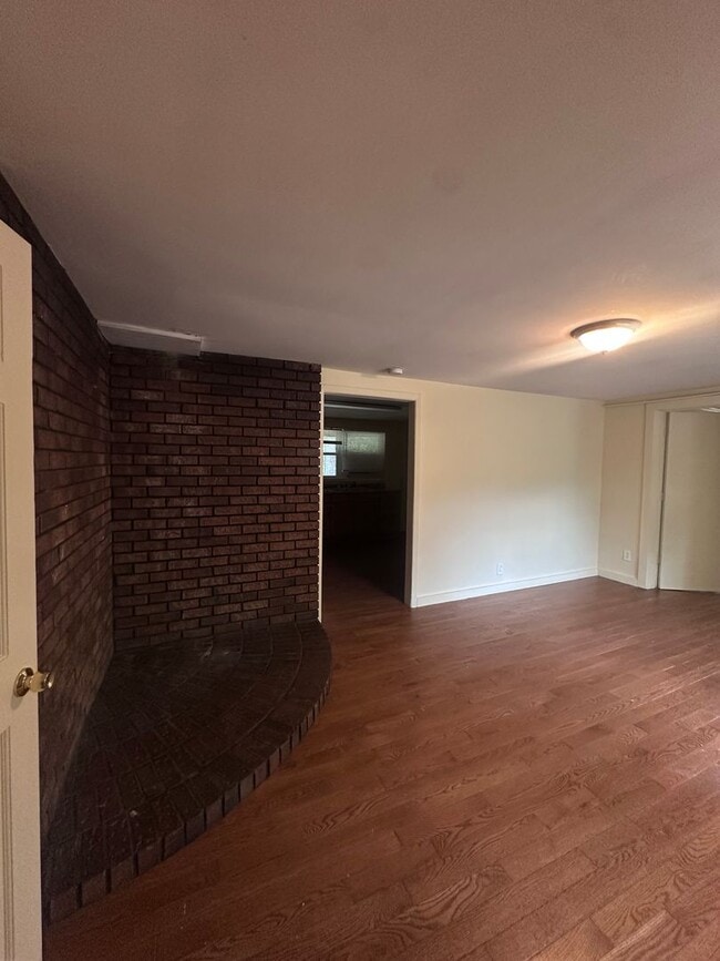 Building Photo - Private ranch with spacious yard! Can accommodate 5 bedrooms!
