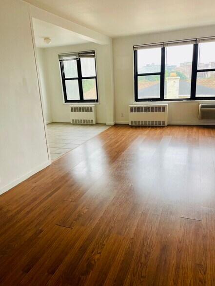 Primary Photo - 47 Davis Ave