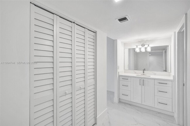 Building Photo - 3625 N Country Club Dr