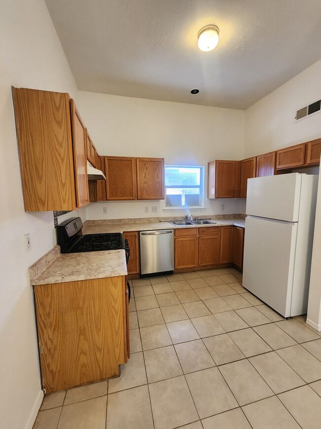 Building Photo - Charming Townhome in Southeast Albuquerque
