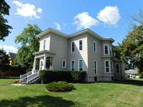 Building Photo - Upper Unit Apartment Move In Ready