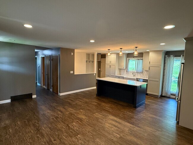 Building Photo - 4 Bedroom 3 Bath Home for Rent