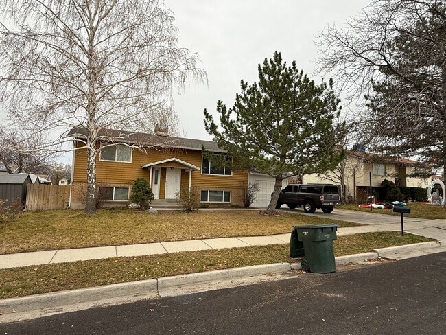 Building Photo - Single-Family Home In West Valley--Includes Fenced Yard!