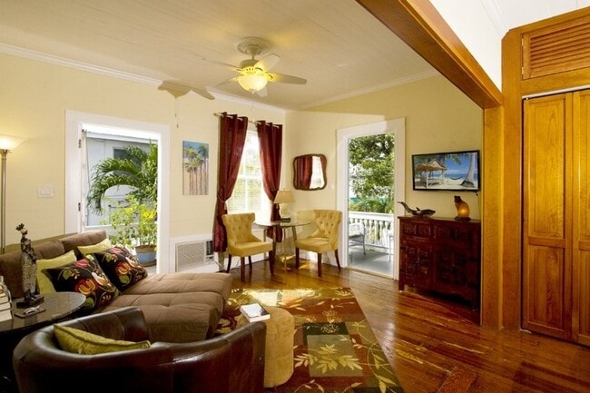 Building Photo - Furnished Studio Apartment in Old Town