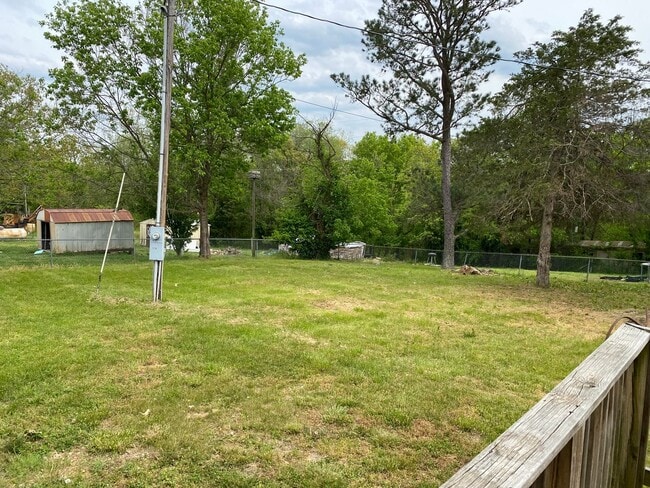 Building Photo - Cute house with a nice fenced yard