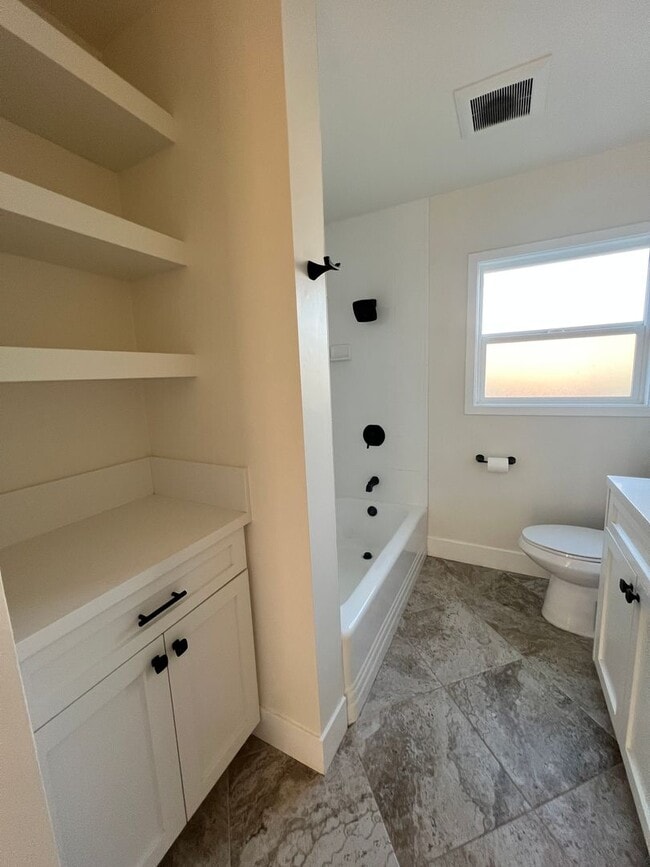 Building Photo - Beautifully Maintained 3 bedroom home