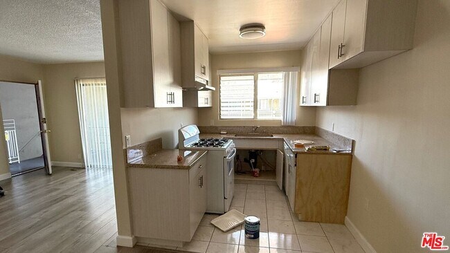 Building Photo - 443 S Wilton Pl