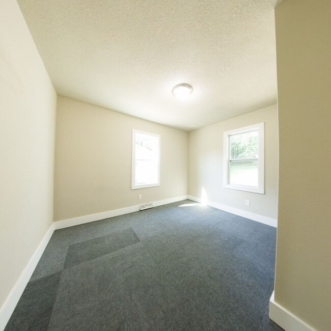 Building Photo - Gorgeous 4 Bedroom 1 Bath Home - Pyramid P...