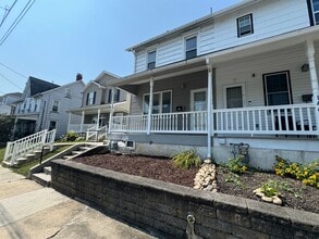 Building Photo - THREE BEDROOM/ONE BATH TWIN