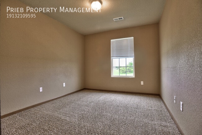 Building Photo - 902 S Woodson Ct