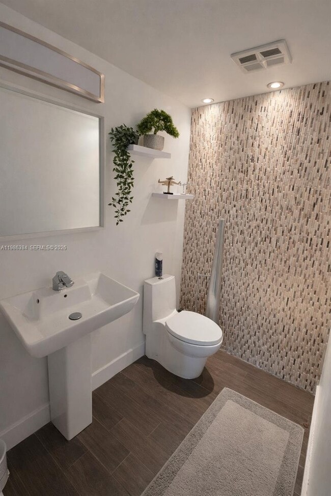 Building Photo - 3675 N Country Club Dr