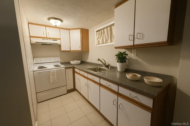 Building Photo - 1321 Manor Ln