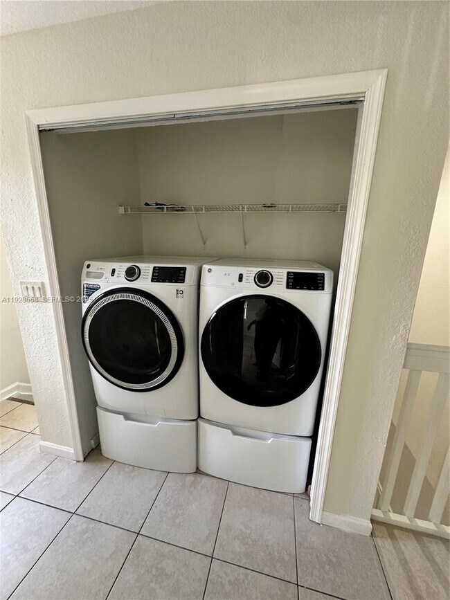 Building Photo - 1529 SE 24th Ct