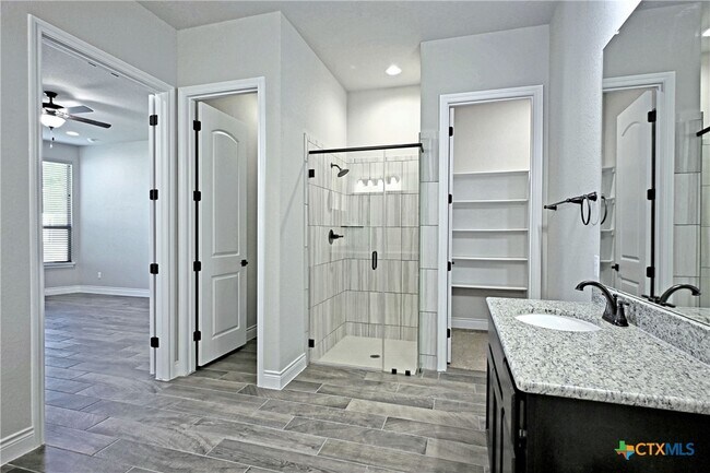 Building Photo - 588 Vale Ct