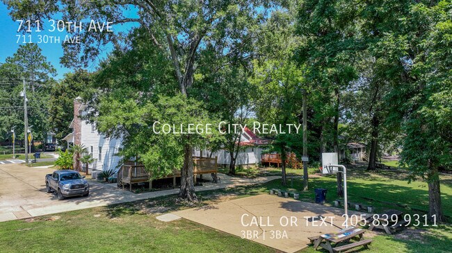 Building Photo - 711 30th Ave