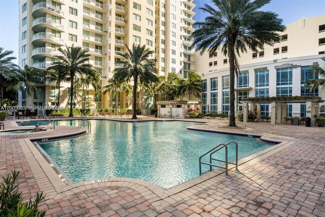 Building Photo - 1745 E Hallandale Beach Blvd