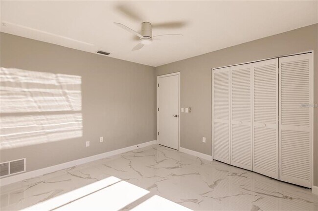 Building Photo - 904 S Doral Ln