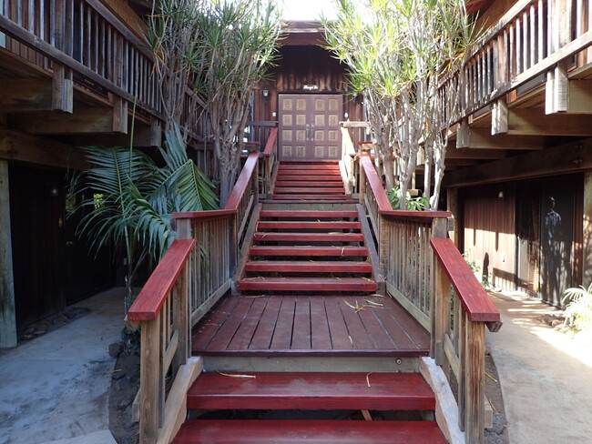 Building Photo - Very private, gated, mostly furnished Maui...