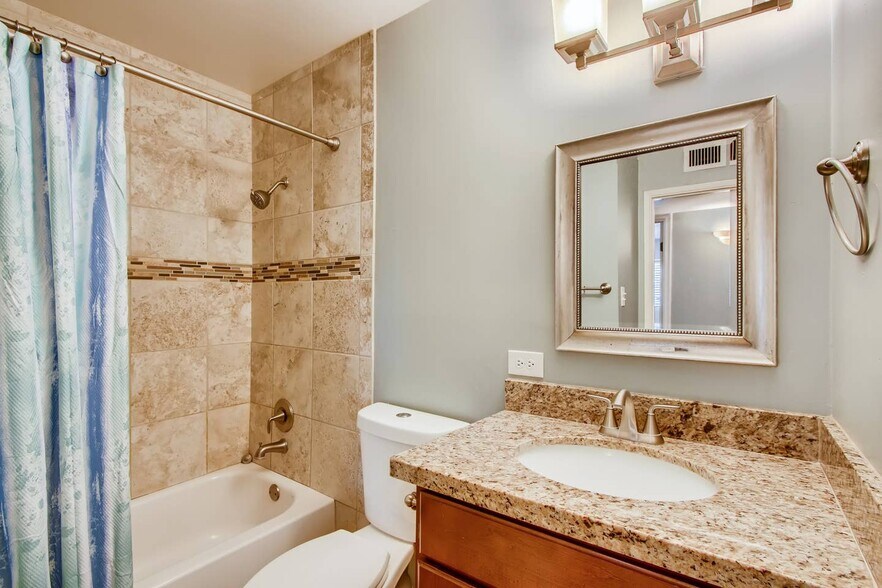 Hall bathroom - 3801 N Hayden Rd