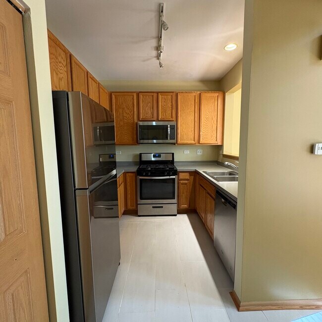 Building Photo - 2261 Barrington Dr E