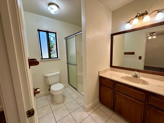 Building Photo - 3 Bedroom 2 Bathroom House in Desirable Al...