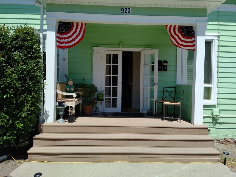 The entryway - 923 Las Juntas St